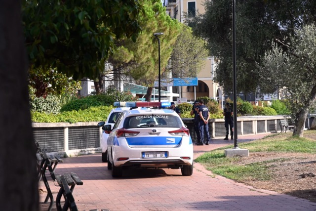 Zuffa ai giardini Toscanini. Identificate tre persone