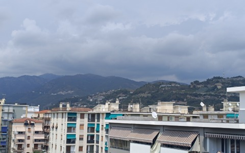 Clima instabile con possibili temporali. Ma la vera tregua arriva da giovedì