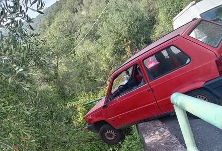 Sfonda il parapetto di una strada di Terzorio e resta in bilico sul precipizio: “Qualcuno mi ha protetto dall’alto”