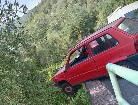 Sfonda il parapetto di una strada di Terzorio e resta in bilico sul precipizio: “Qualcuno mi ha protetto dall’alto”