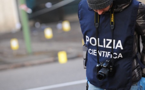 Anziano trovato morto in casa. Accanto a lui una pistola