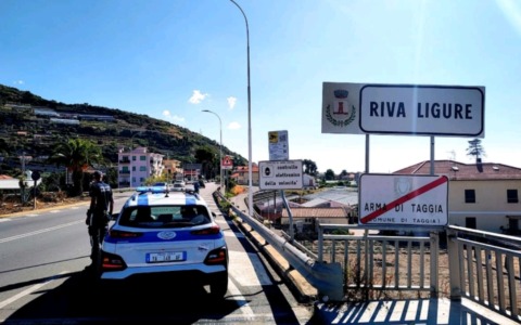Agenti della Polizia Locale salvano due surfisti in difficoltà