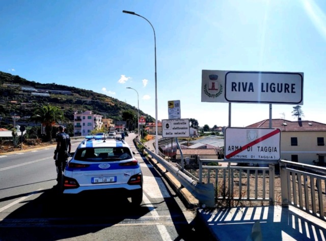 Agenti della Polizia Locale salvano due surfisti in difficoltà