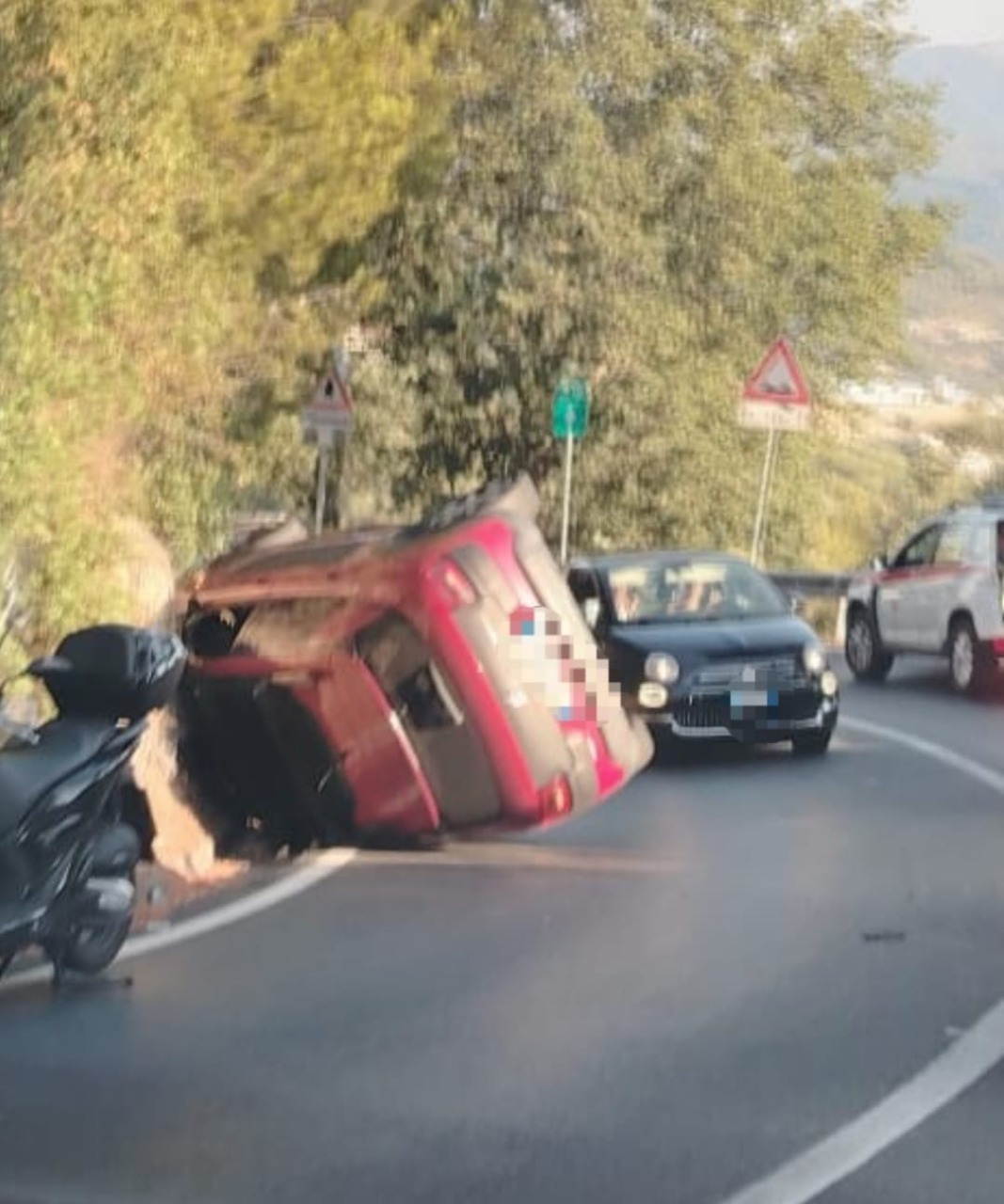 Auto cappottata sul Berta