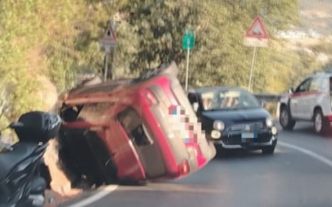 Auto cappottata sul Berta