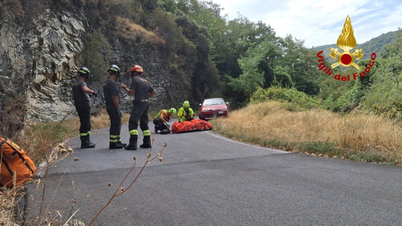 Auto fuori strada ferite due donne, una grave