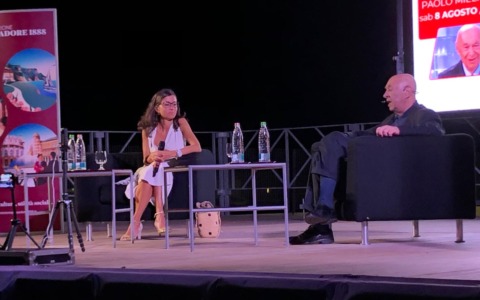 “Incontri a Imperia”, banchina Aicardi gremita per l’atteso appuntamento con Paolo Mieli