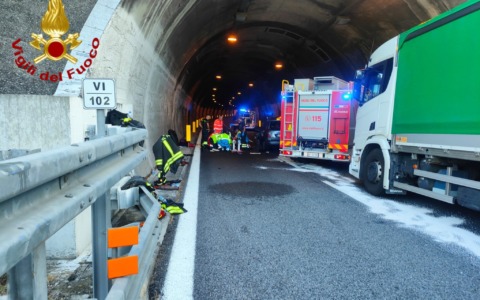 Schianto in autostrada tra un’auto e un camion