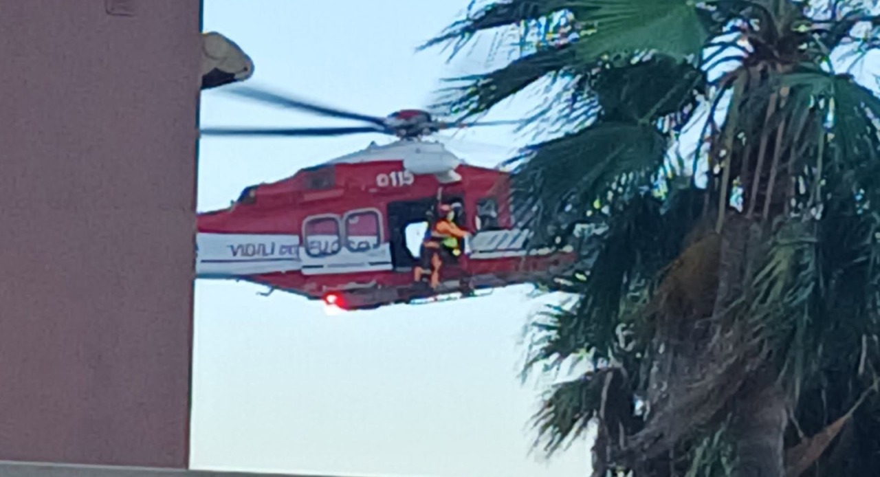 Un uomo morto in acqua ieri sera a San Lorenzo al Mare. Soccorritori calati in spiaggia dall’elicottero