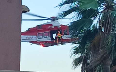 Un uomo morto in acqua ieri sera a San Lorenzo al Mare. Soccorritori calati in spiaggia dall’elicottero