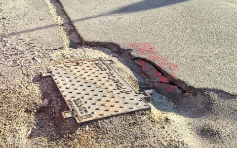 Strade di Vallecrosia al Mare devastate dalla fibra ottica. Fabio Perri mette in mora due imprese: “Ripristino entro 72 ore”