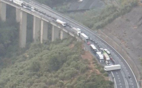Tir si intraversa sul viadotto Castellaro dell’A10. Traffico bloccato tra Arma e Imperia ovest