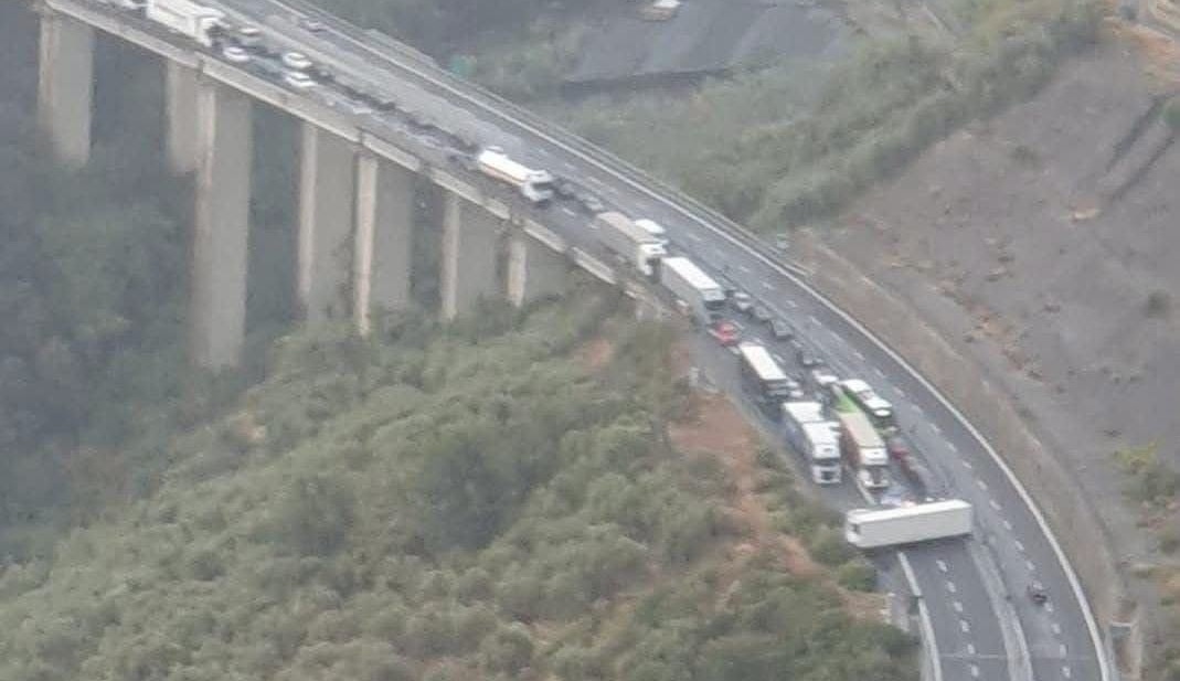 Tir si intraversa sul viadotto Castellaro dell’A10. Traffico bloccato tra Arma e Imperia ovest