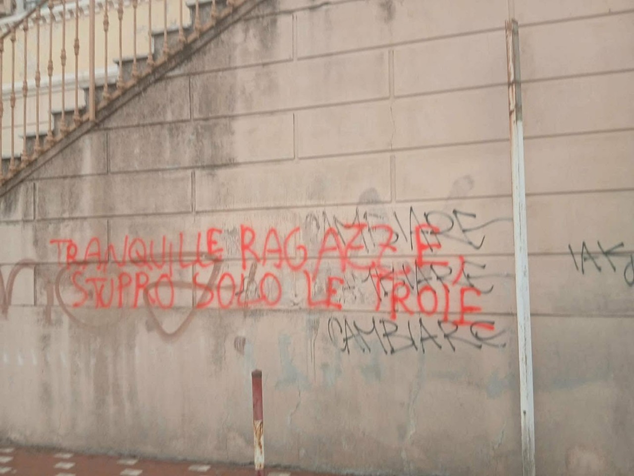 Scritta agghiacciante sul muro del Liceo Artistico di via Berio a Imperia