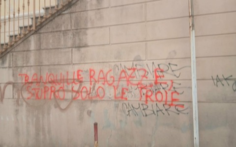 Scritta agghiacciante sul muro del Liceo Artistico di via Berio a Imperia