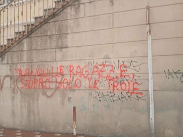 Scritta sessista sul muro della scuola: “Non può essere definita una goliardata giovanile”