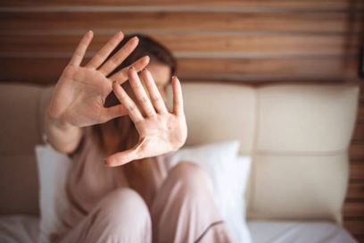 Minaccia più volte la compagna e tenta di entrare in casa rompendo il portone, uomo fermato dopo la fuga