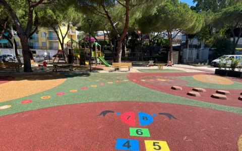 Schiamazzi e atti vandalici, sindaca costretta a chiudere il nuovo parco giochi