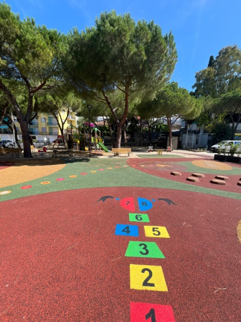 Schiamazzi e atti vandalici, sindaca costretta a chiudere il nuovo parco giochi