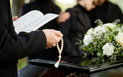 Cremazione, elogi funebri e diniego delle esequie. Il nuovo Vademecum sui funerali firmato dal Vescovo Suetta