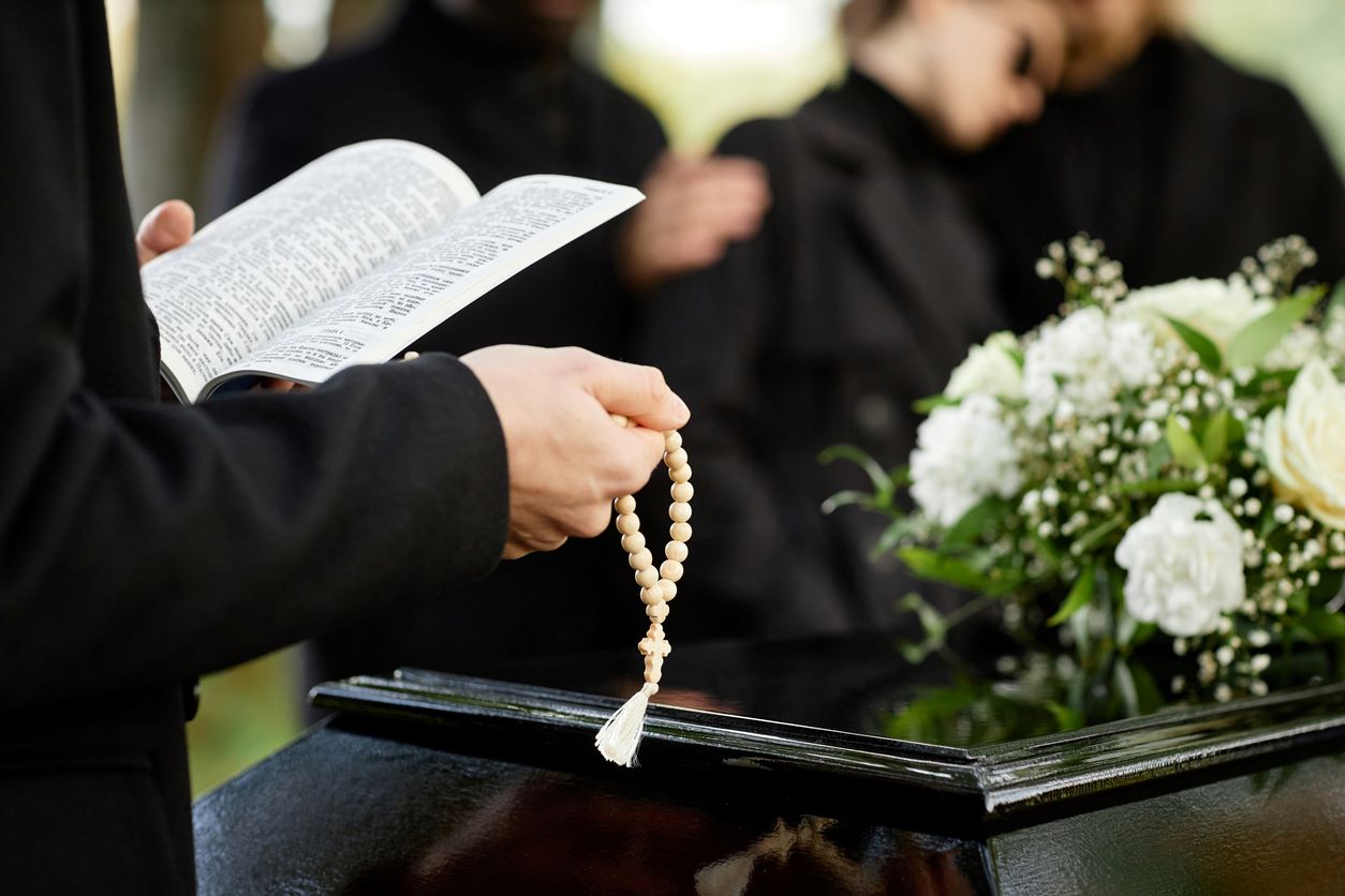 Cremazione, elogi funebri e diniego delle esequie. Il nuovo Vademecum sui funerali firmato dal Vescovo Suetta
