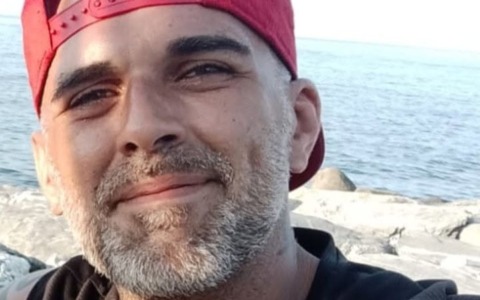 Rubati i fiori dal luogo dell’incidente di Paolo Perego. Oggi i funerali a Sanremo