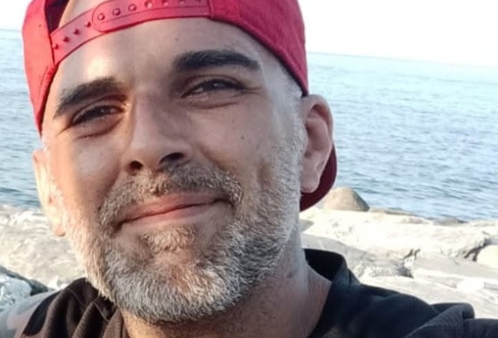 Rubati i fiori dal luogo dell’incidente di Paolo Perego. Oggi i funerali a Sanremo