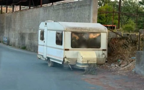 Il giallo della roulotte senza targa abbandonata di notte in via Freccero