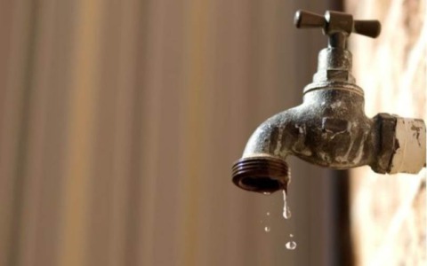 L’ironia degli abitanti di Poggio: “Che meraviglia, piove ma siamo senz’acqua in casa”. Operai al lavoro per un guasto