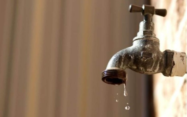 L’ironia degli abitanti di Poggio: “Che meraviglia, piove ma siamo senz’acqua in casa”. Operai al lavoro per un guasto