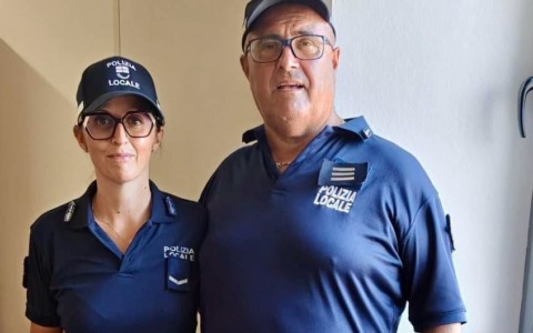Bimbo rischia di affogare, salvato da due vigili di Santo Stefano al Mare