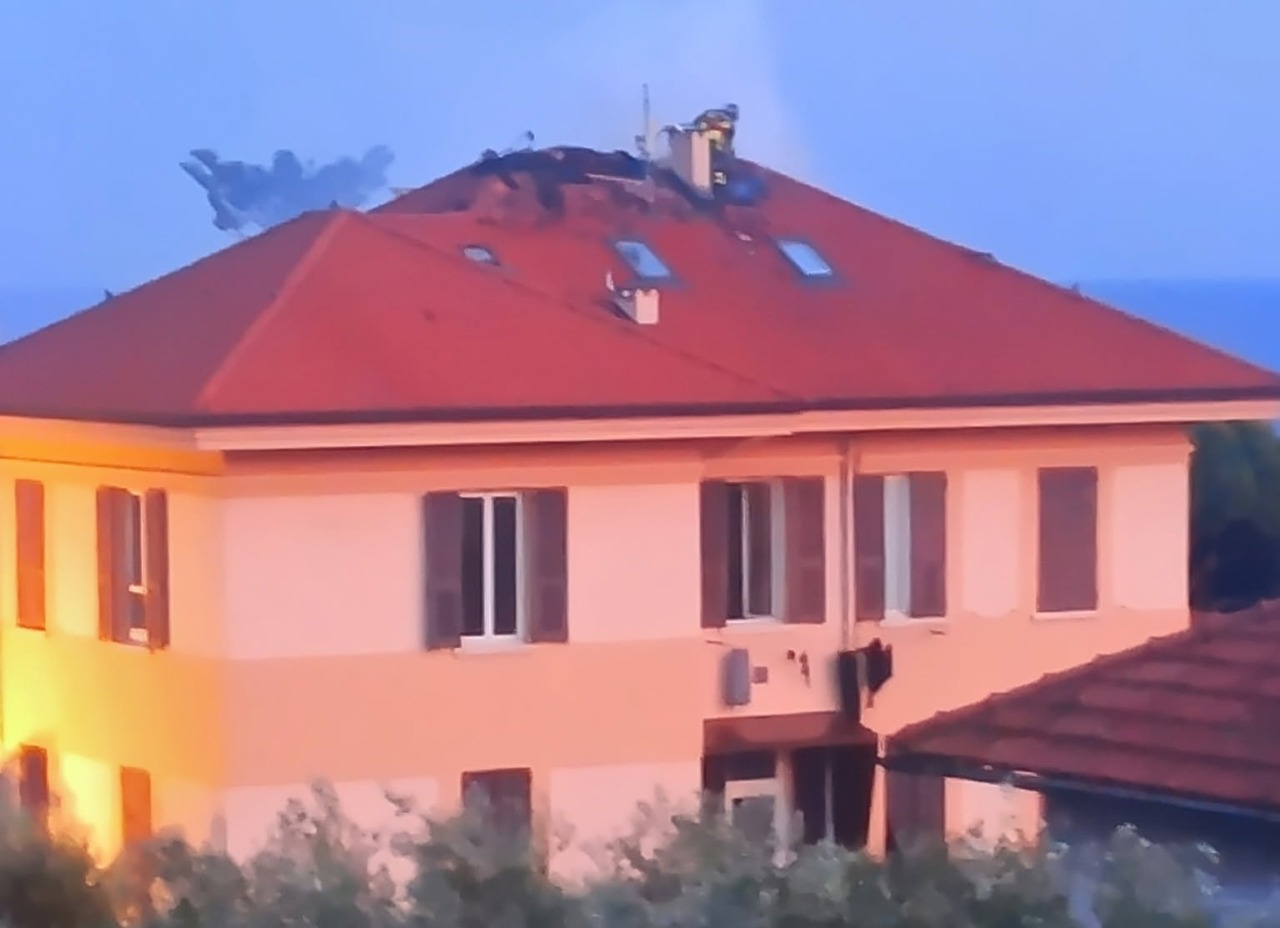 In fiamme il tetto di Villa Berio a Imperia. Vigili del fuoco domano il rogo