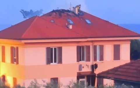 In fiamme il tetto di Villa Berio a Imperia. Vigili del fuoco domano il rogo