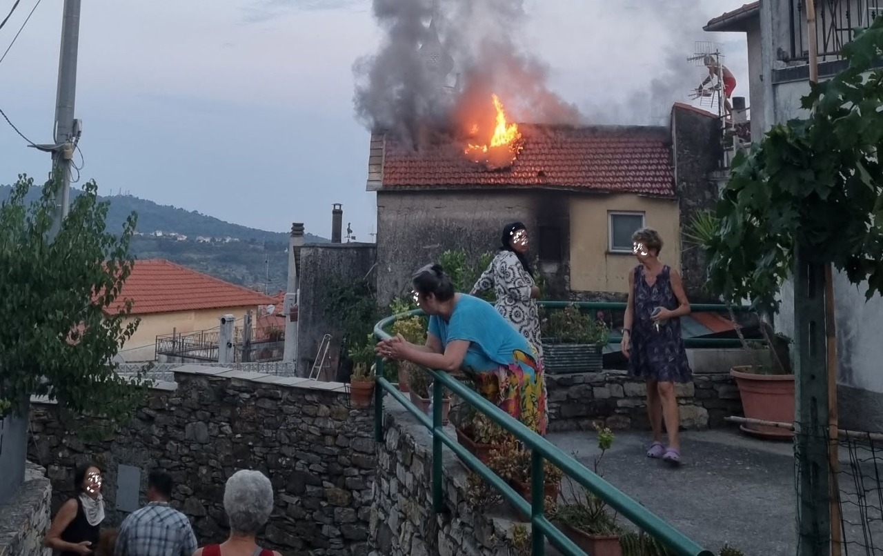 Tetto in fiamme nel centro storico di Villa Faraldi