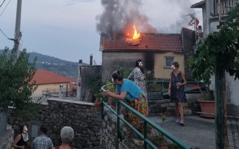 Tetto in fiamme nel centro storico di Villa Faraldi