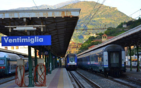 Un fulmine manda il tilt la linea ferroviaria , treni bloccati