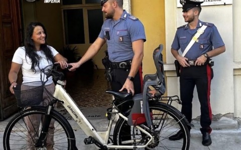 Ruba bicletta a una mamma, denunciato 36enne