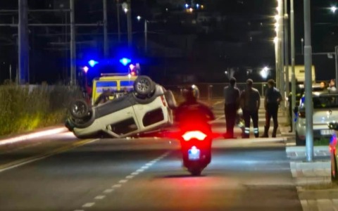 Fuoristrada si capotta dopo lo schianto nel parcheggio di Corso Genova a Ventimiglia