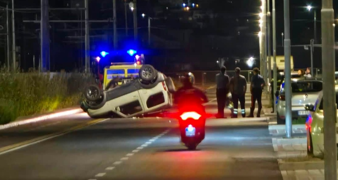 Fuoristrada si capotta dopo lo schianto nel parcheggio di Corso Genova a Ventimiglia