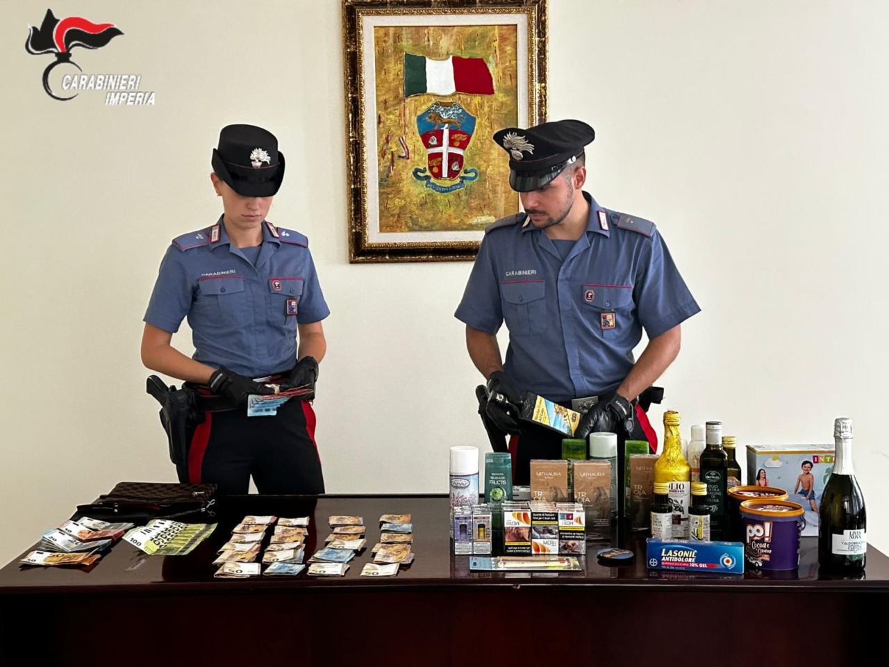 Entra dal parrucchiere cercando di pagare con 100 euro false. Due uomini arrestati