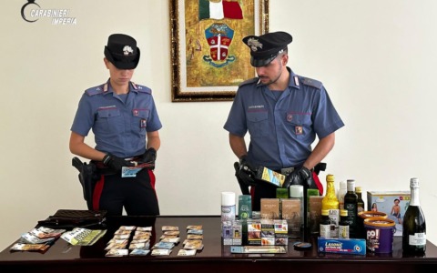 Entra dal parrucchiere cercando di pagare con 100 euro false. Due uomini arrestati