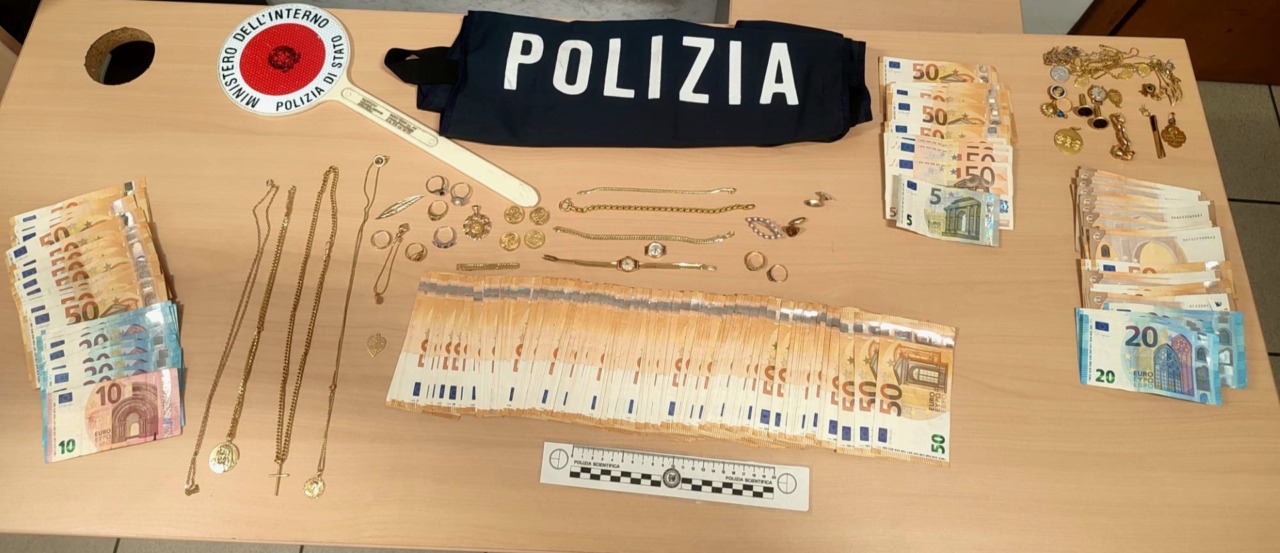 Si fingono poliziotti per rubare gioielli e denaro agli anziani: due arresti