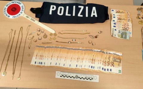 Si fingono poliziotti per rubare gioielli e denaro agli anziani: due arresti