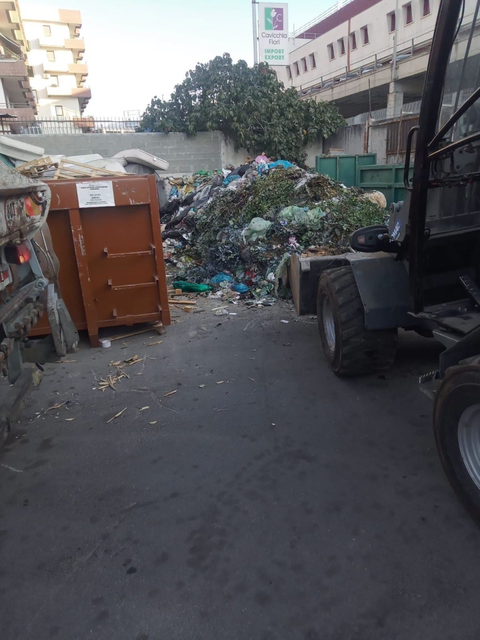 Rifiuti ammassati a pochi passi dalle scuole, Baggioli: “Miasmi in valle Armea”