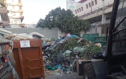 Rifiuti ammassati a pochi passi dalle scuole, Baggioli: “Miasmi in valle Armea”