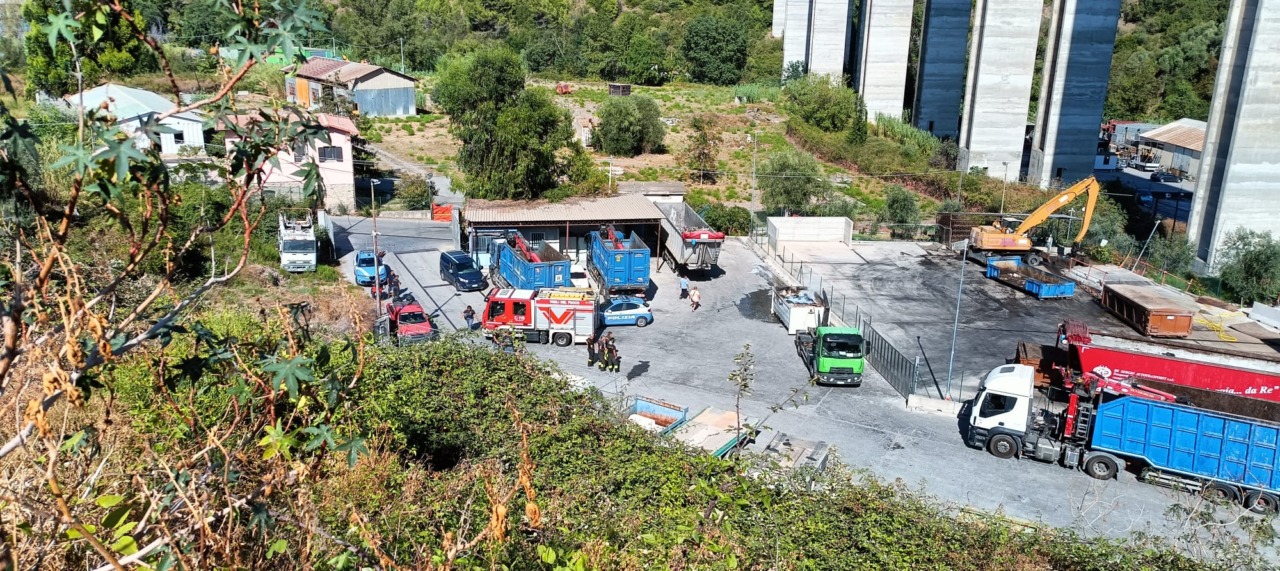 Brucia il contenuto di uno scarrabile sull’Aurelia Bis. Il mezzo scortato in Valle Armea