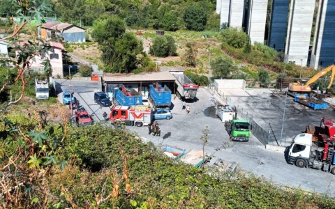 Brucia il contenuto di uno scarrabile sull’Aurelia Bis. Il mezzo scortato in Valle Armea