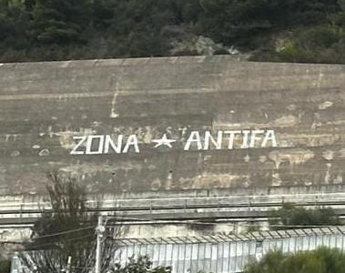 “Zona Antifa”: il giallo della scritta sull’A10