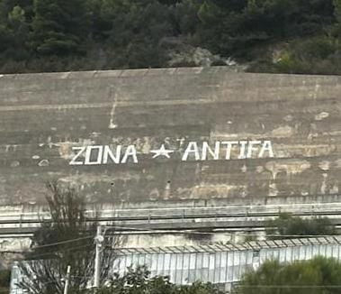 “Zona Antifa”: il giallo della scritta sull’A10