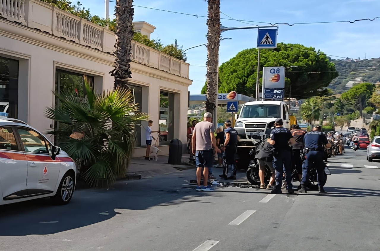 Scontro frontale moto auto sull’Aurelia